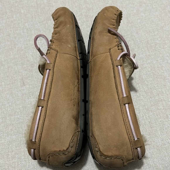 UGG Sz 8 Dakota Moccasins in Tobacco with Lavender Ties - Picture 6 of 16